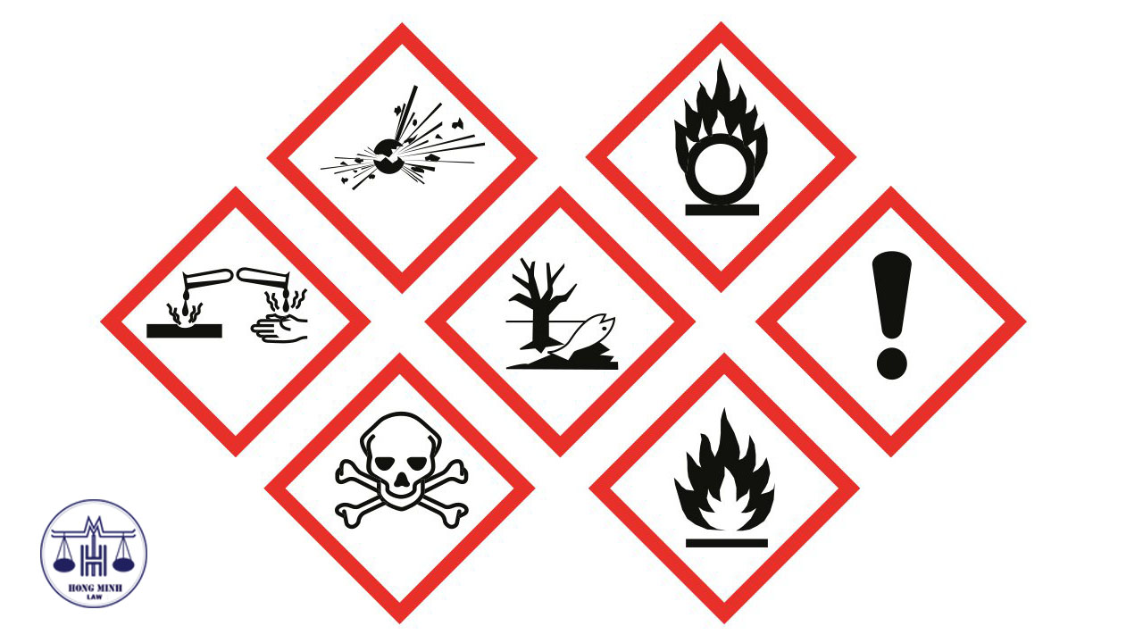 Знак вещества опасного для окружающей. Опасные знаки. Символы опасности на продукции. Знаки опасности на бытовой химии. Пиктограммы опасности химических веществ.